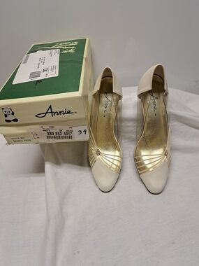 Annie Women's Ivory and Gold Pointed Toe Pumps
